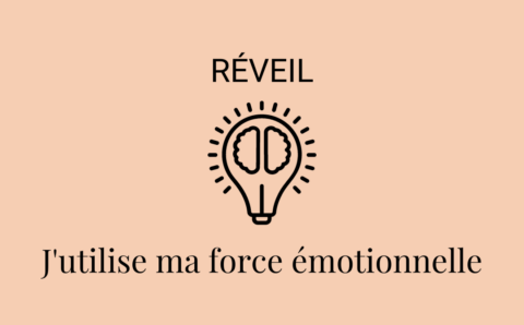 Image d'un cerveau dans une ampoule avec écrit autour "réveil : j'utilise ma force émotionnelle"